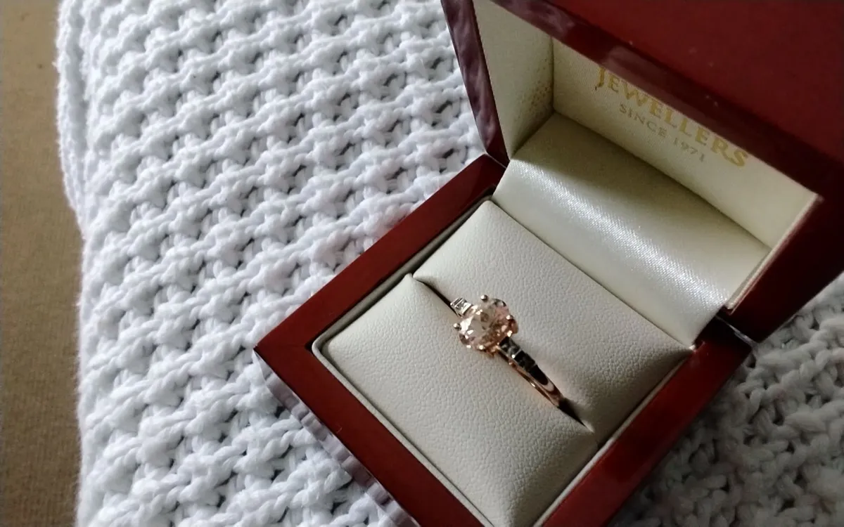 9ct Rose gold Morganite and white topaz ring N - Image 2