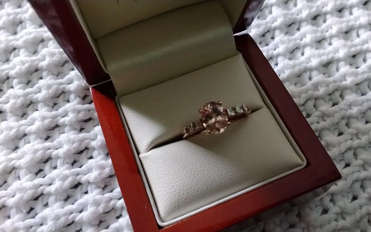 9ct Rose gold Morganite and white topaz ring N - Image 1