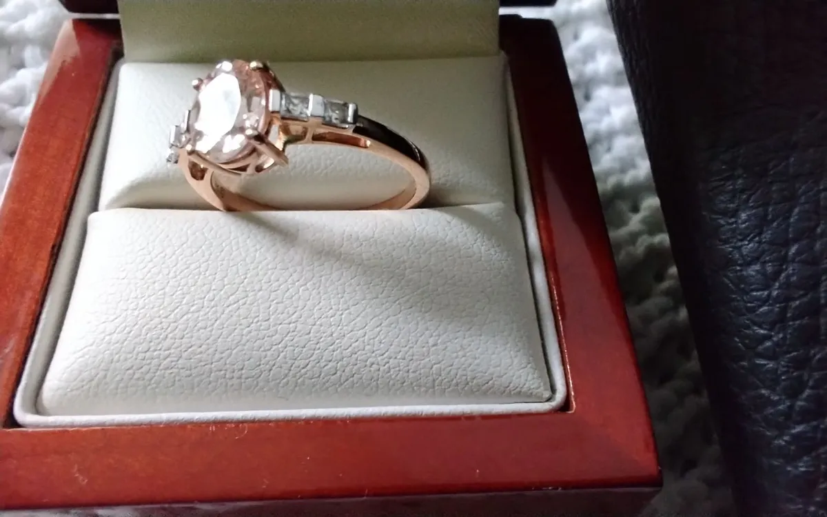 9ct Rose gold Morganite and white topaz ring N - Image 4