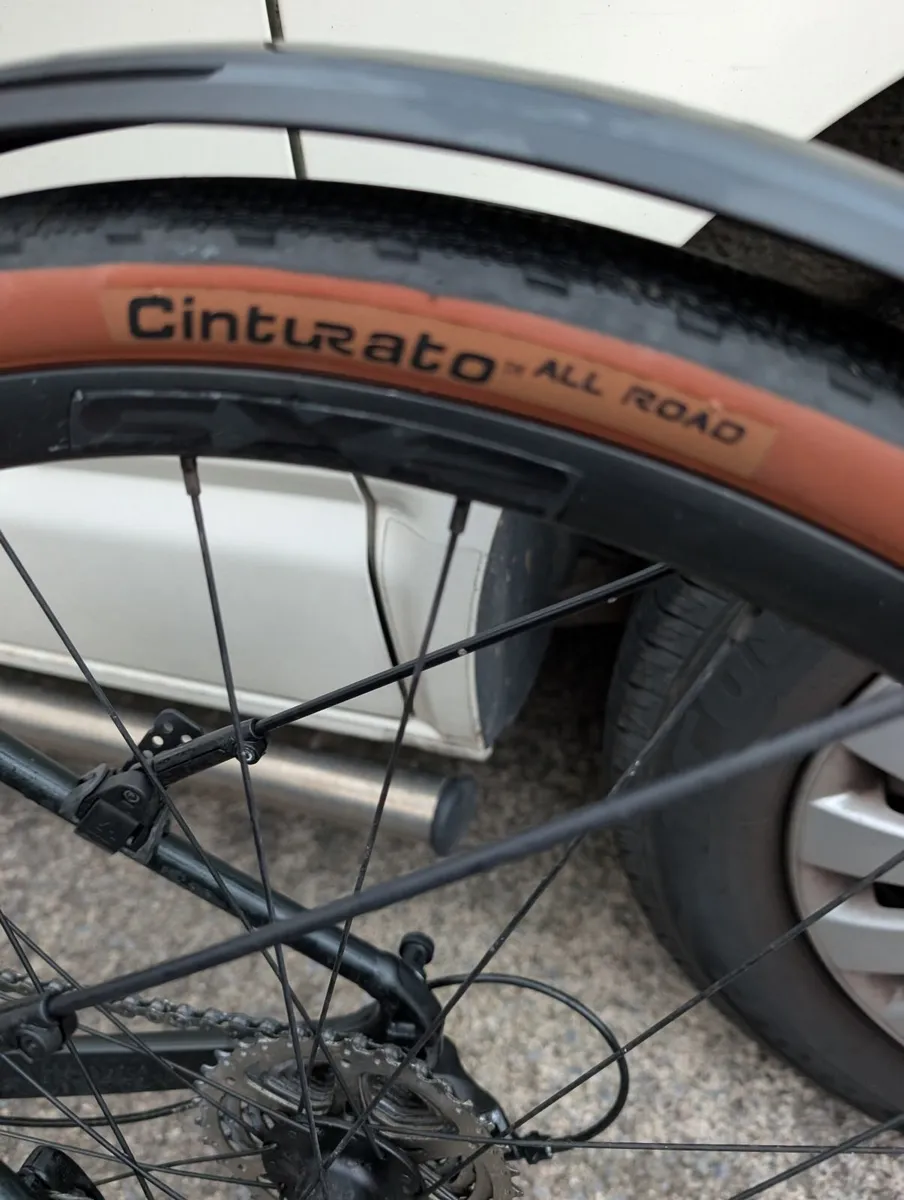 Giant Revolt 2 Gravel Bike - Image 3