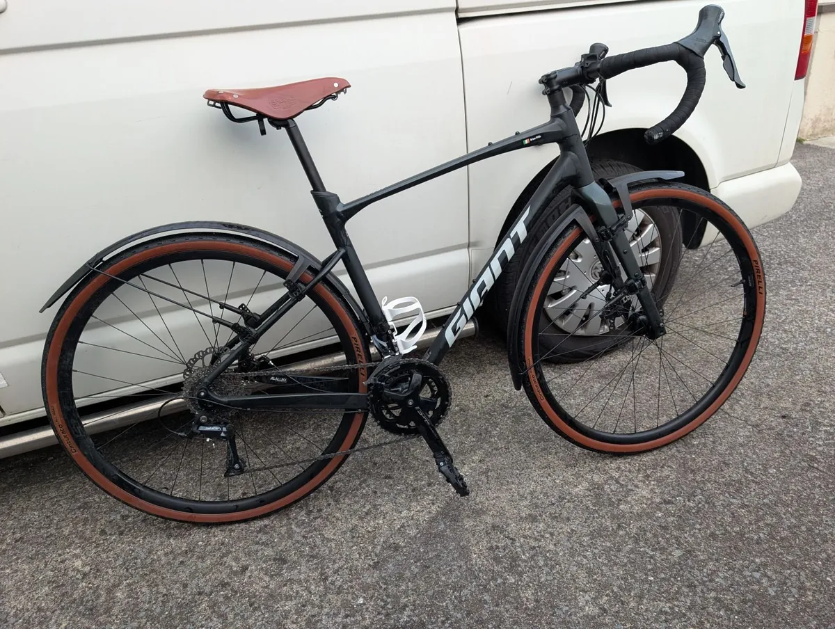 Giant Revolt 2 Gravel Bike - Image 2
