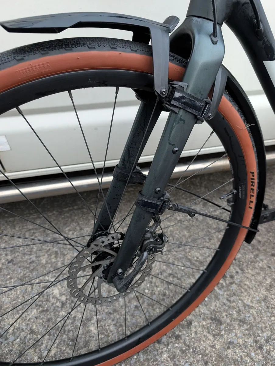 Giant Revolt 2 Gravel Bike - Image 3