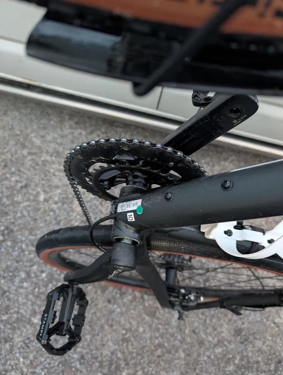 Giant Revolt 2 Gravel Bike - Image 4