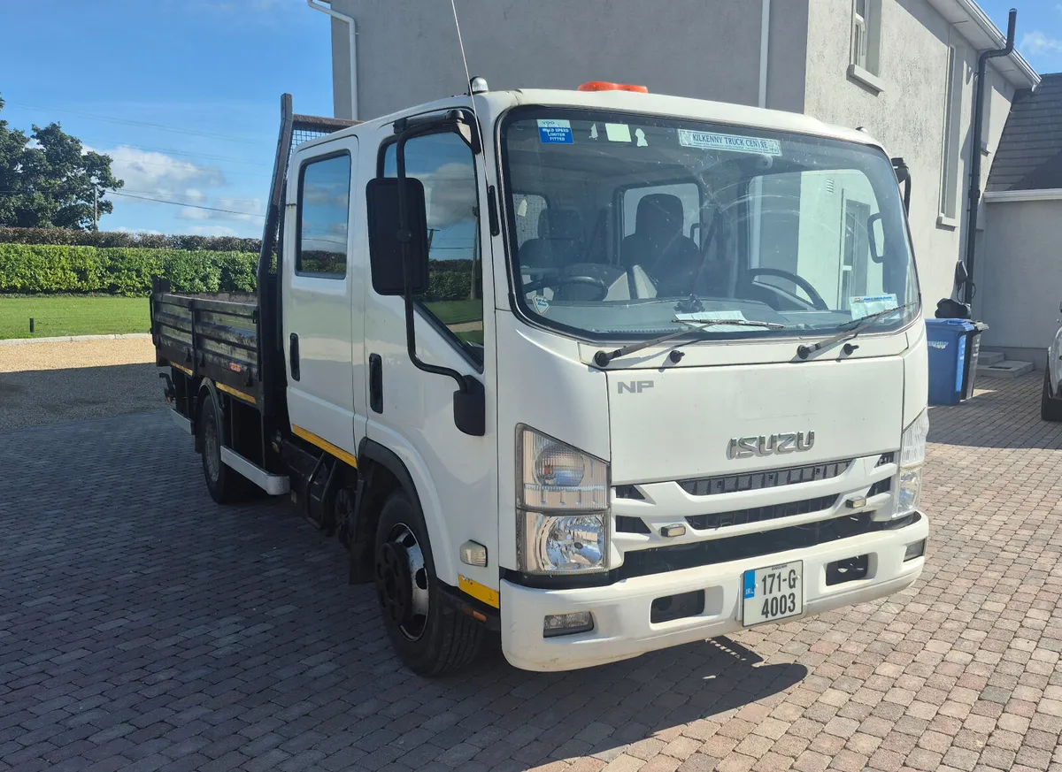 2017 Isuzu tipper - Image 2
