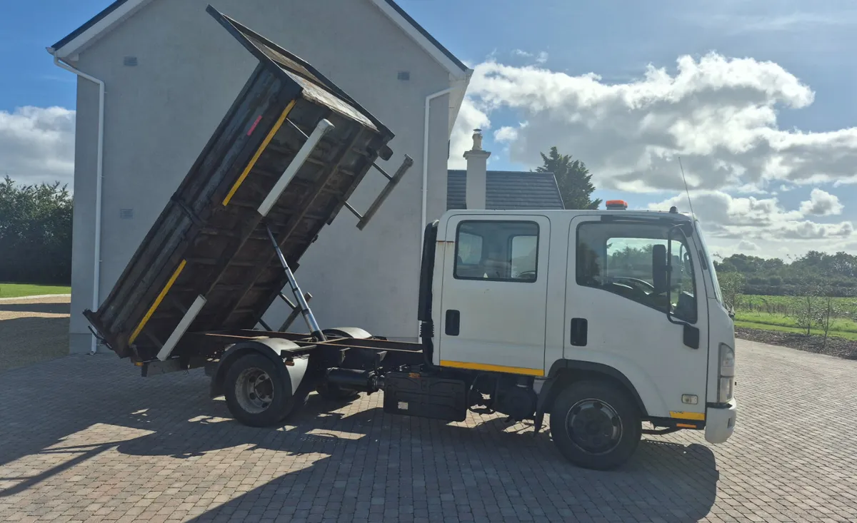 2017 Isuzu tipper - Image 3