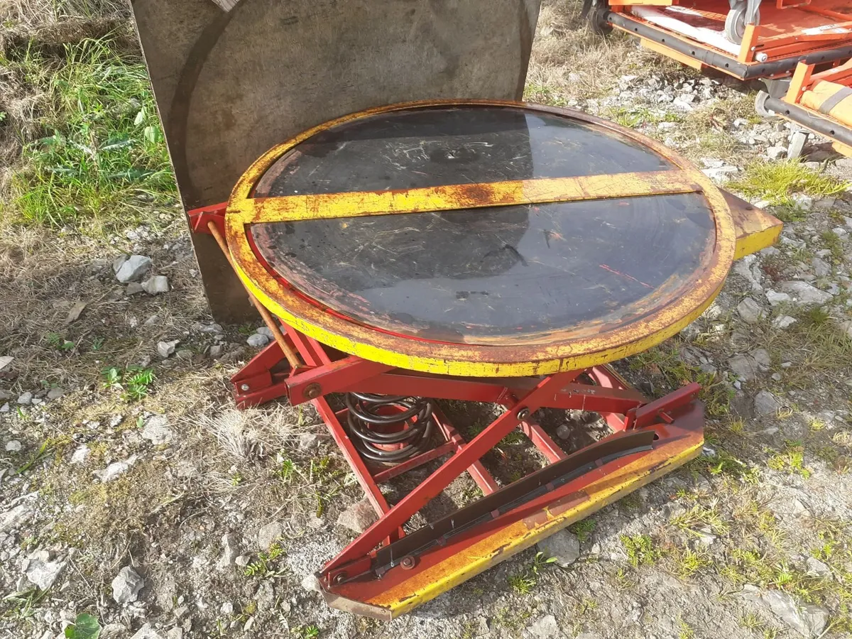 ROTARY SPRING LOADED PALLET TABLE - Image 1