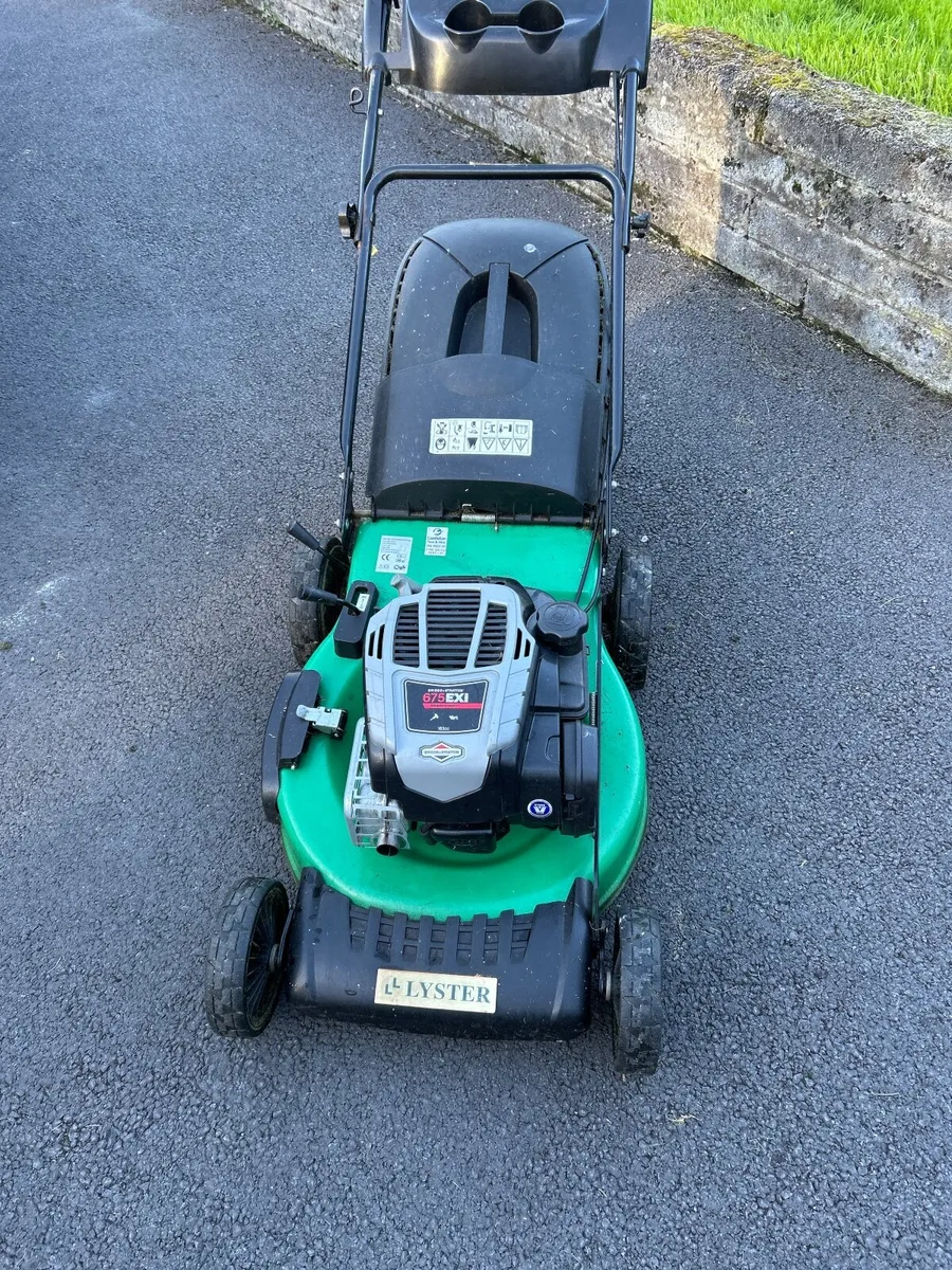Walk behind lawnmower - Image 1
