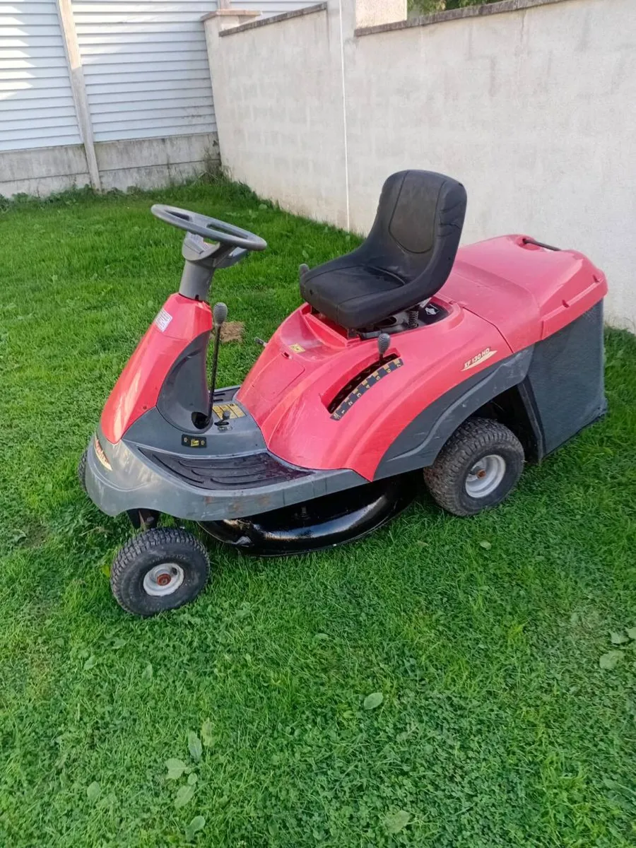Ride on lawnmower - Image 1