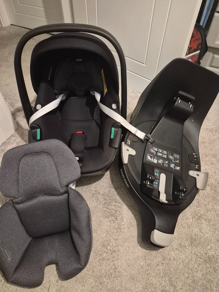 Maxi Cosi Pebble 360 car seat and isofix base - Image 1