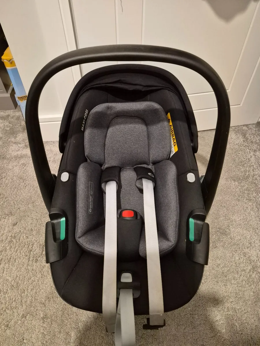 Maxi Cosi Pebble 360 car seat and isofix base - Image 2