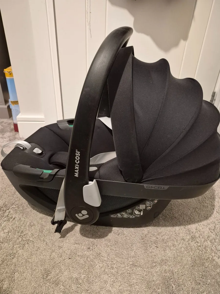 Maxi Cosi Pebble 360 car seat and isofix base - Image 3