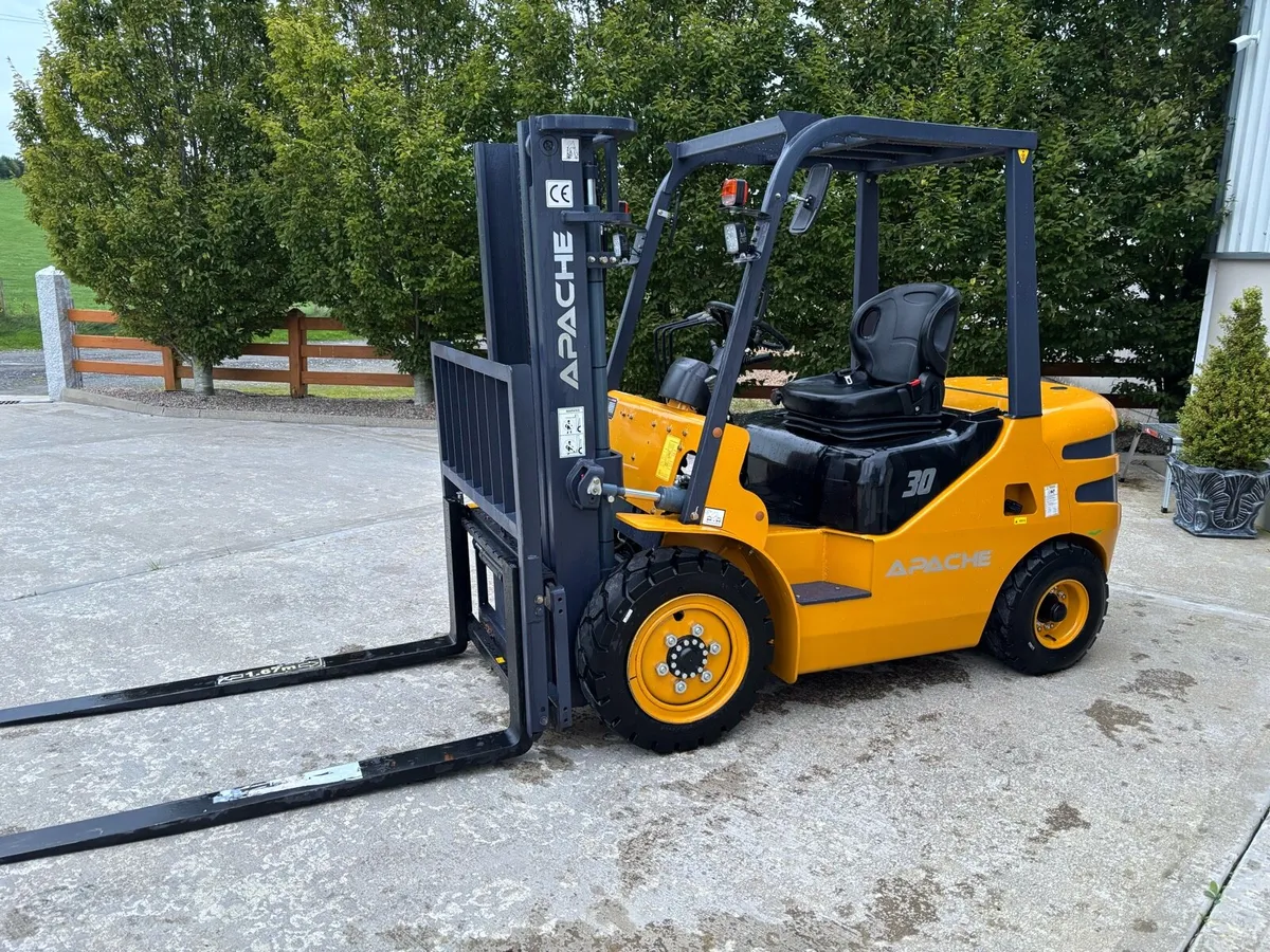 Forklift - Image 2