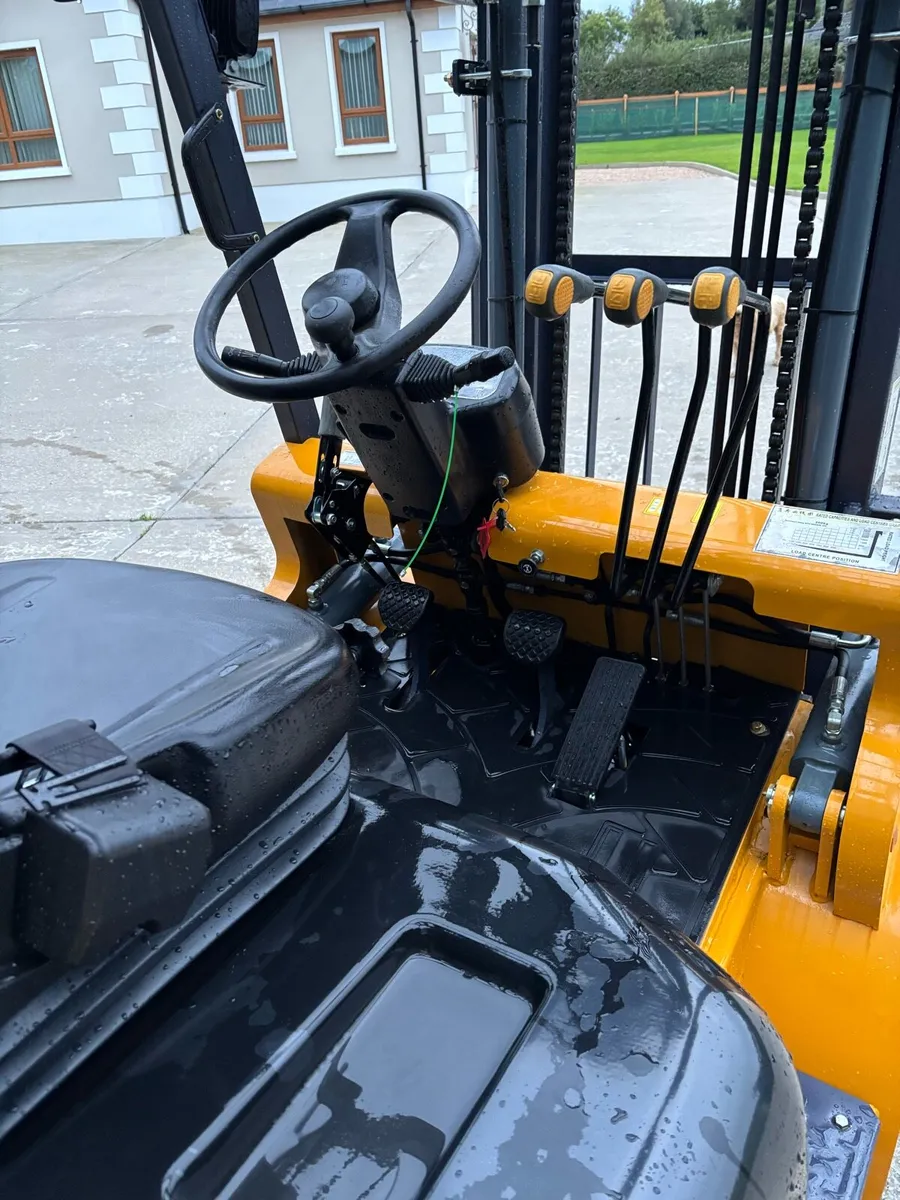 Forklift - Image 3