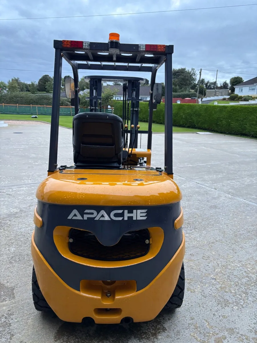 Forklift - Image 4