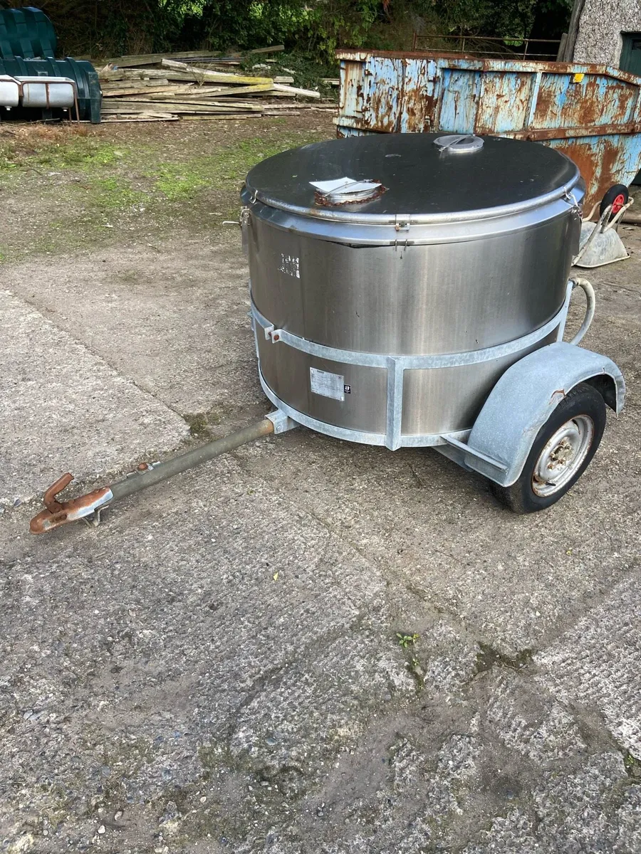 Mobile milk tank