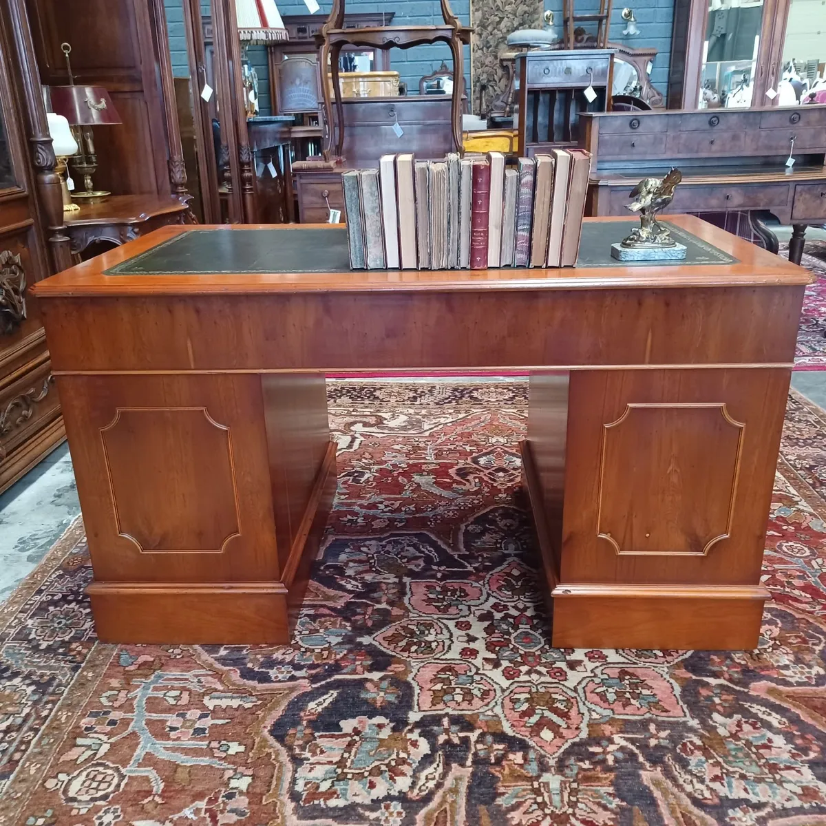 Victorian-style Leather top pedestal desk - Image 4