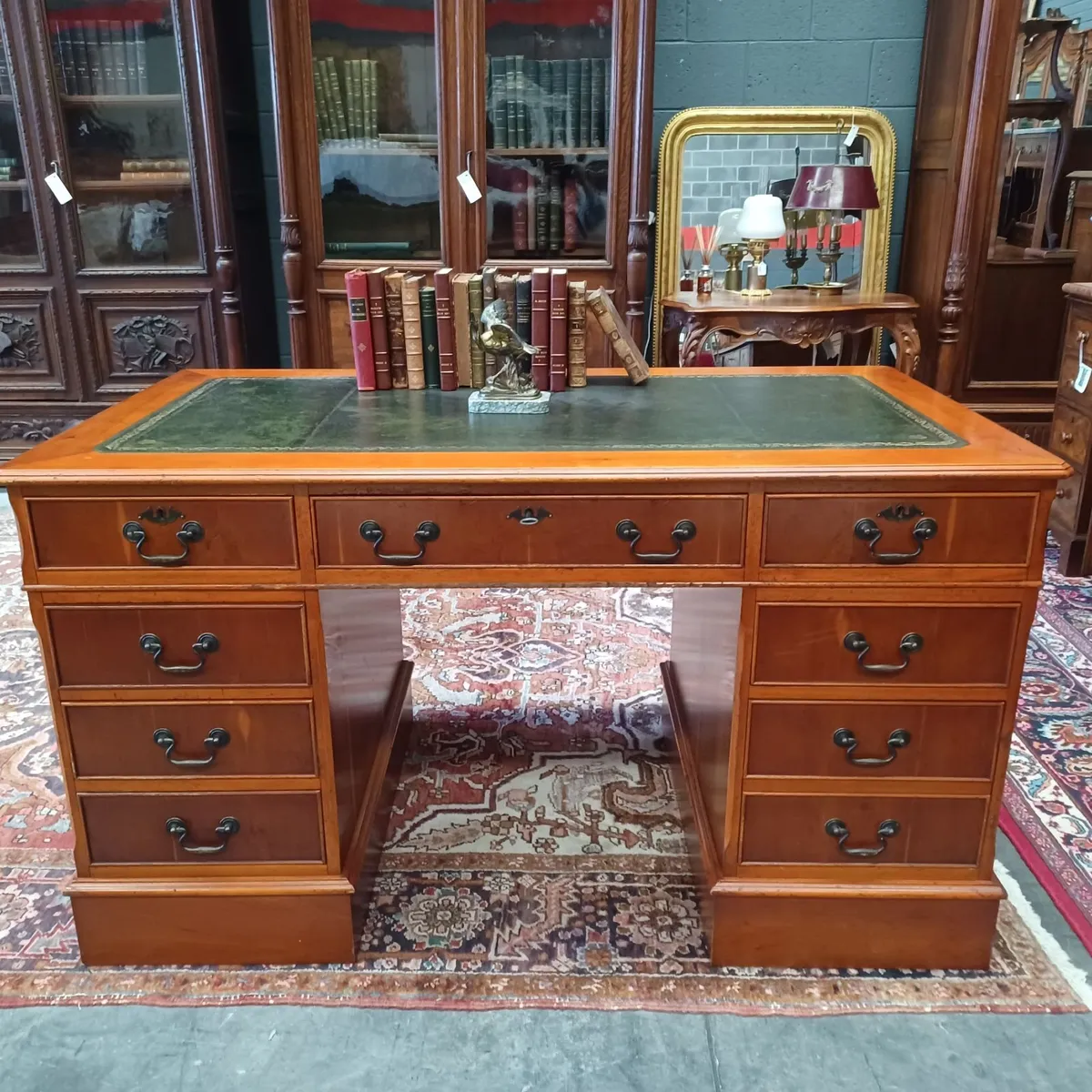 Victorian-style Leather top pedestal desk - Image 1