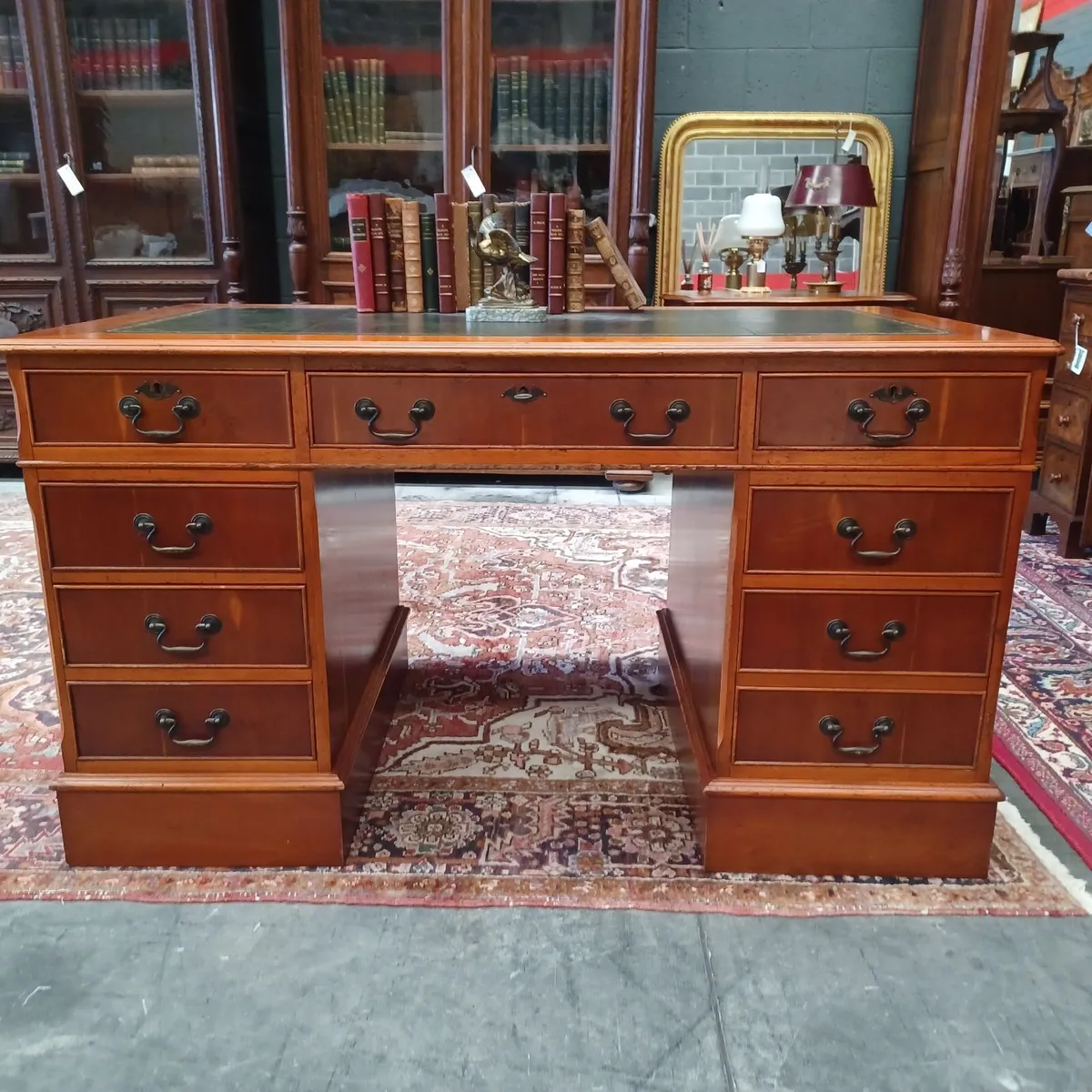 Victorian-style Leather top pedestal desk - Image 2