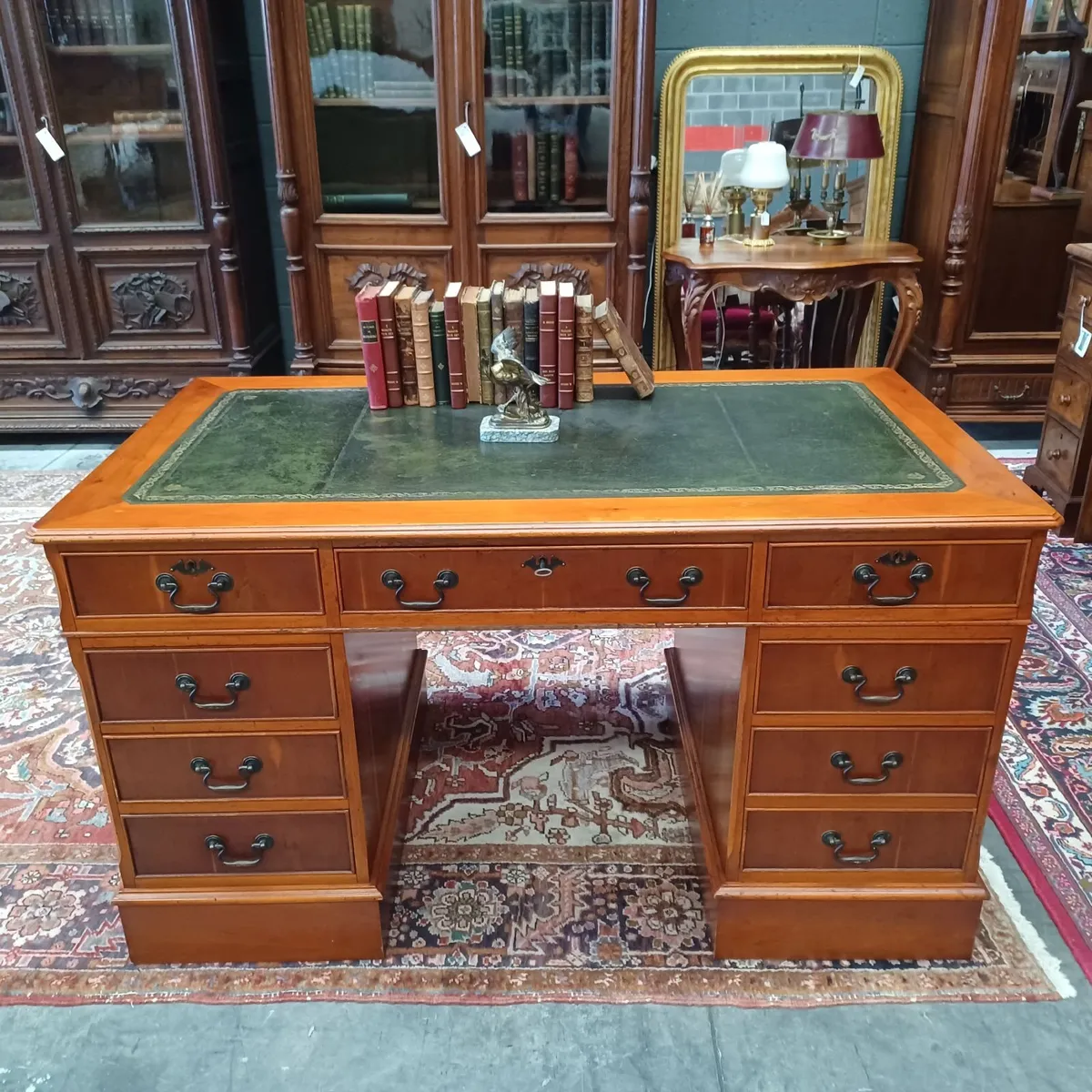 Victorian-style Leather top pedestal desk - Image 3