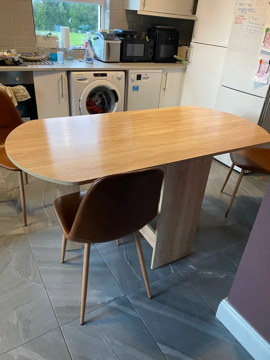 Table/chairs - Image 1