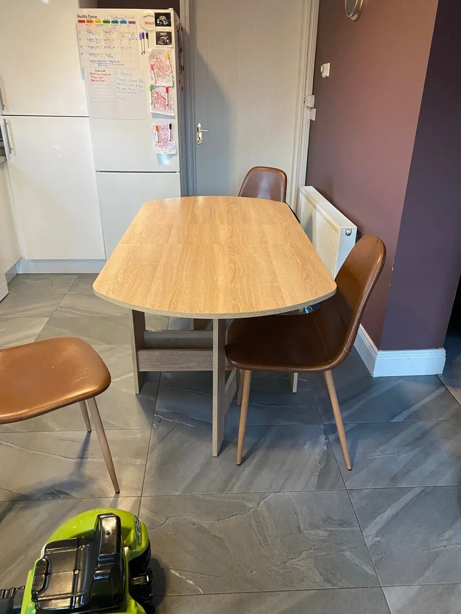 Table/chairs - Image 2