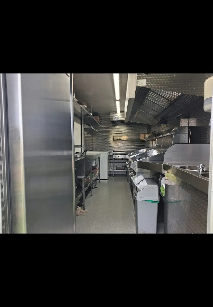 Selling a 20ft butlers catering trailer - Image 2