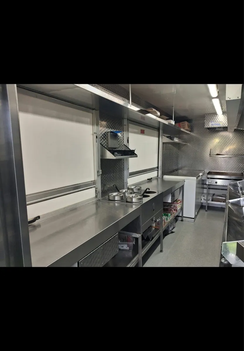 Selling a 20ft butlers catering trailer - Image 3