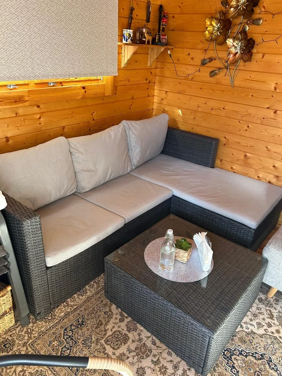 Glasshouse/shed sofa - Image 3