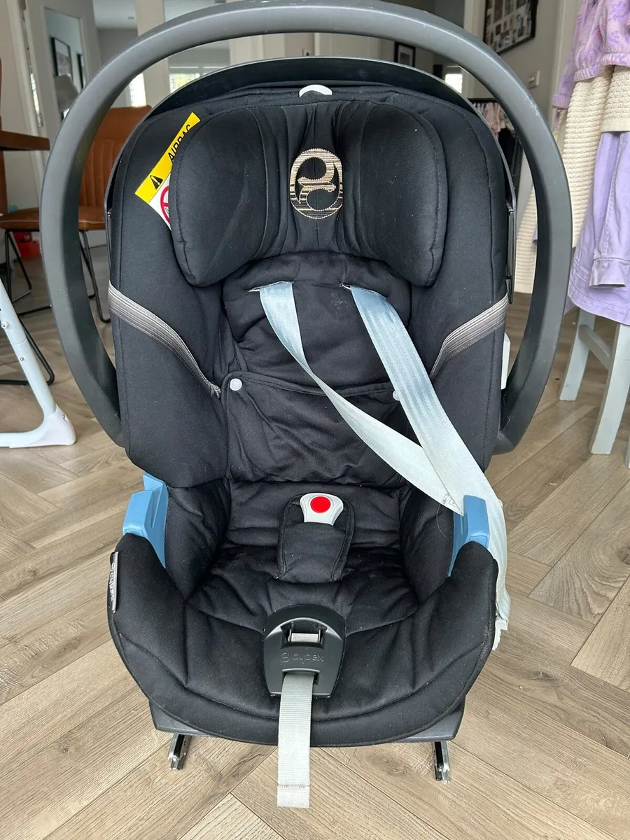 Cybex Aton 5 with Isofix base - Image 1