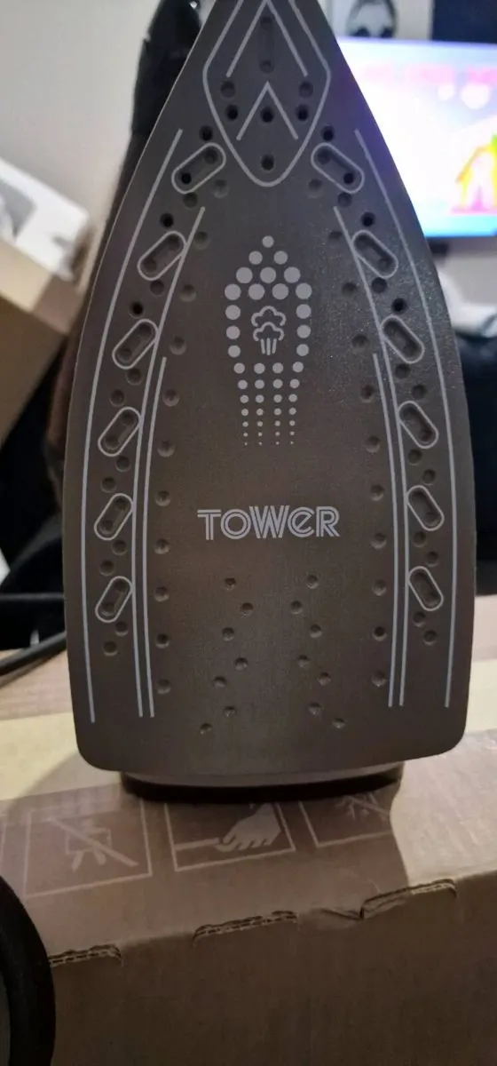 Tower Ceraglide 2700W Steam Generator Iron - Image 2