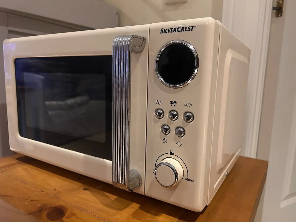 SilverCrest Retro Cream Microwave 700W Like New - Image 1