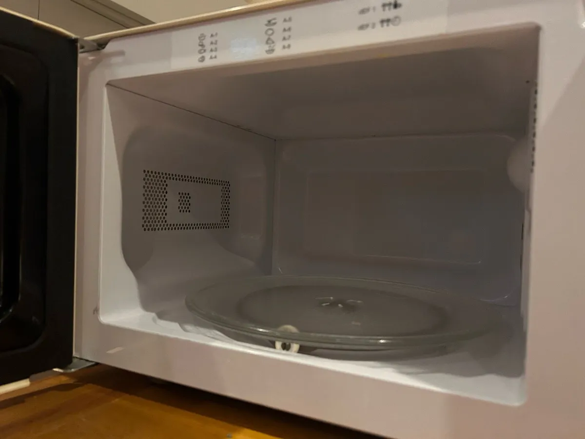 SilverCrest Retro Cream Microwave 700W Like New - Image 4