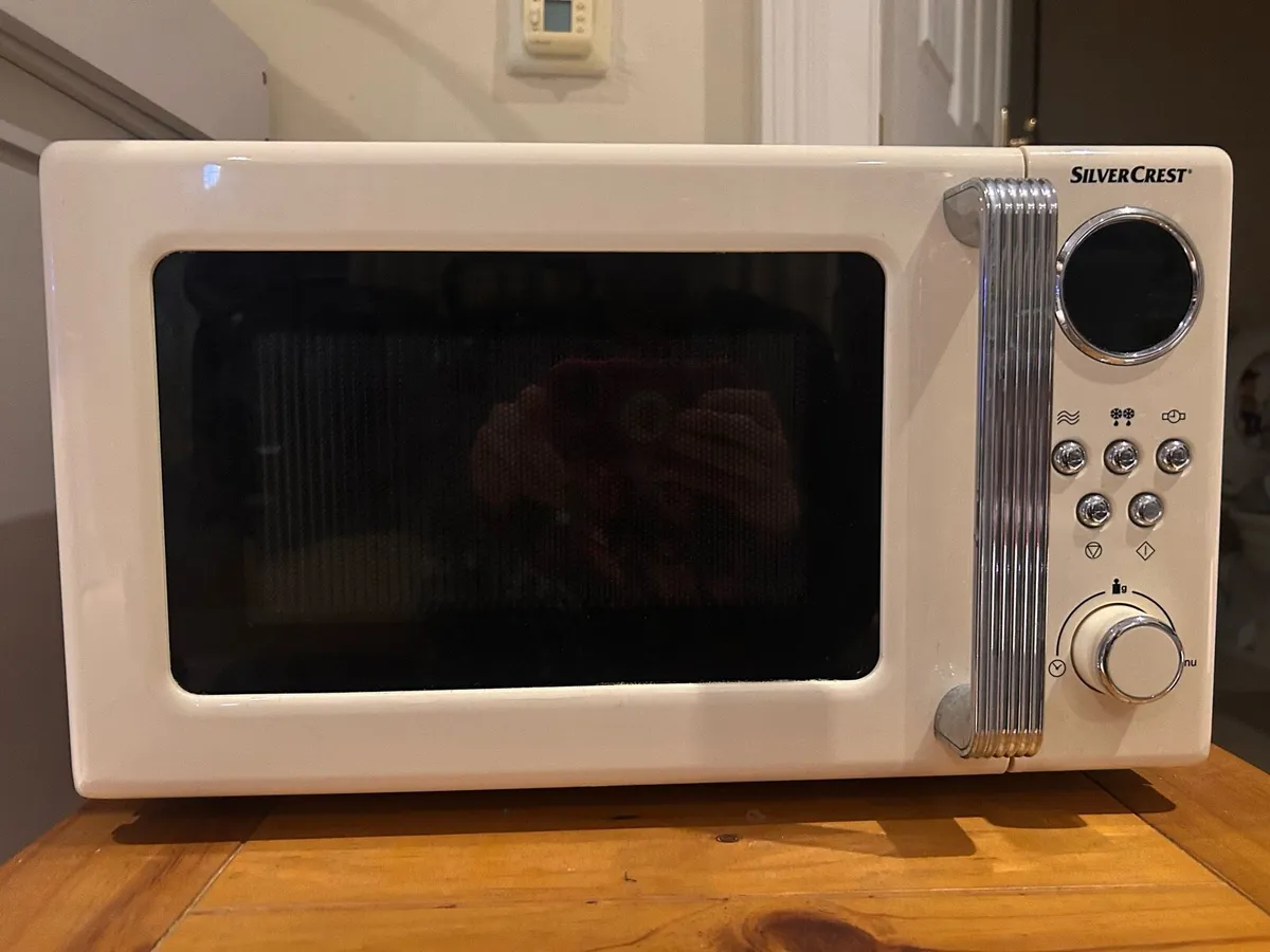 SilverCrest Retro Cream Microwave 700W Like New - Image 2