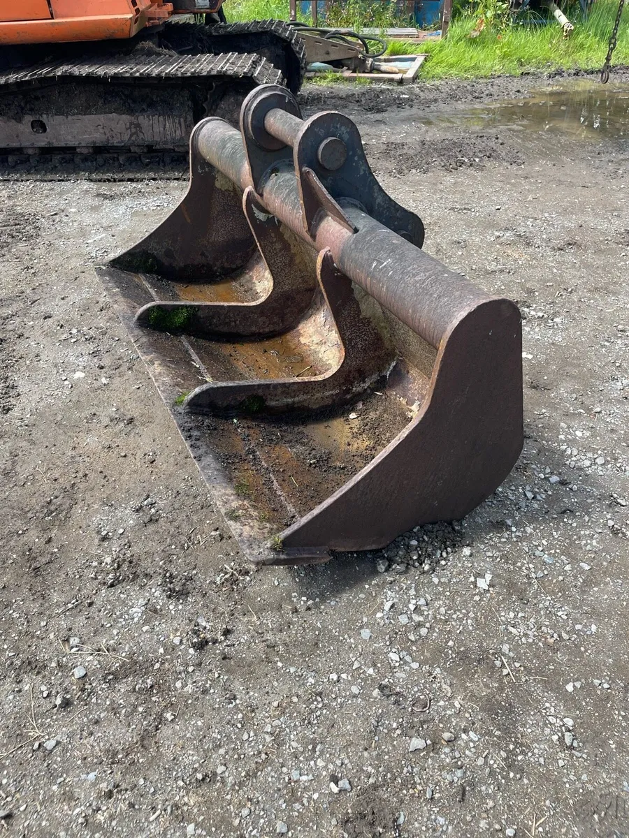 6 foot TIGHE bucket with 80mm pins - Image 1