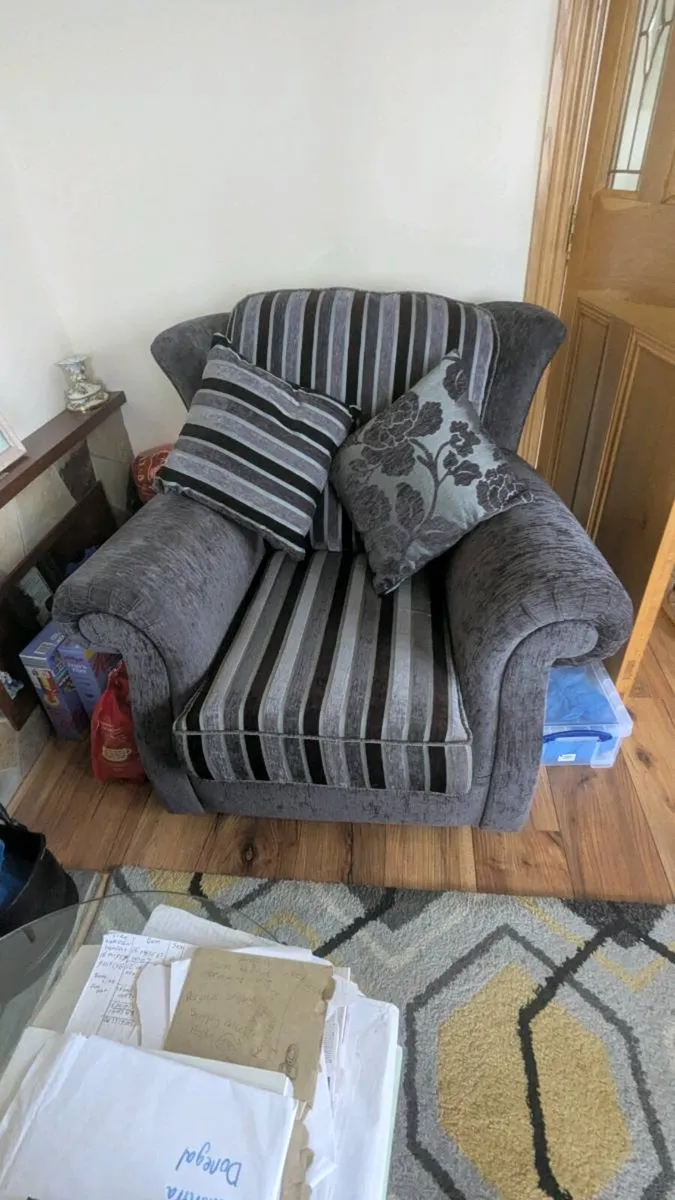 Sofa and two matching chairs - Image 2
