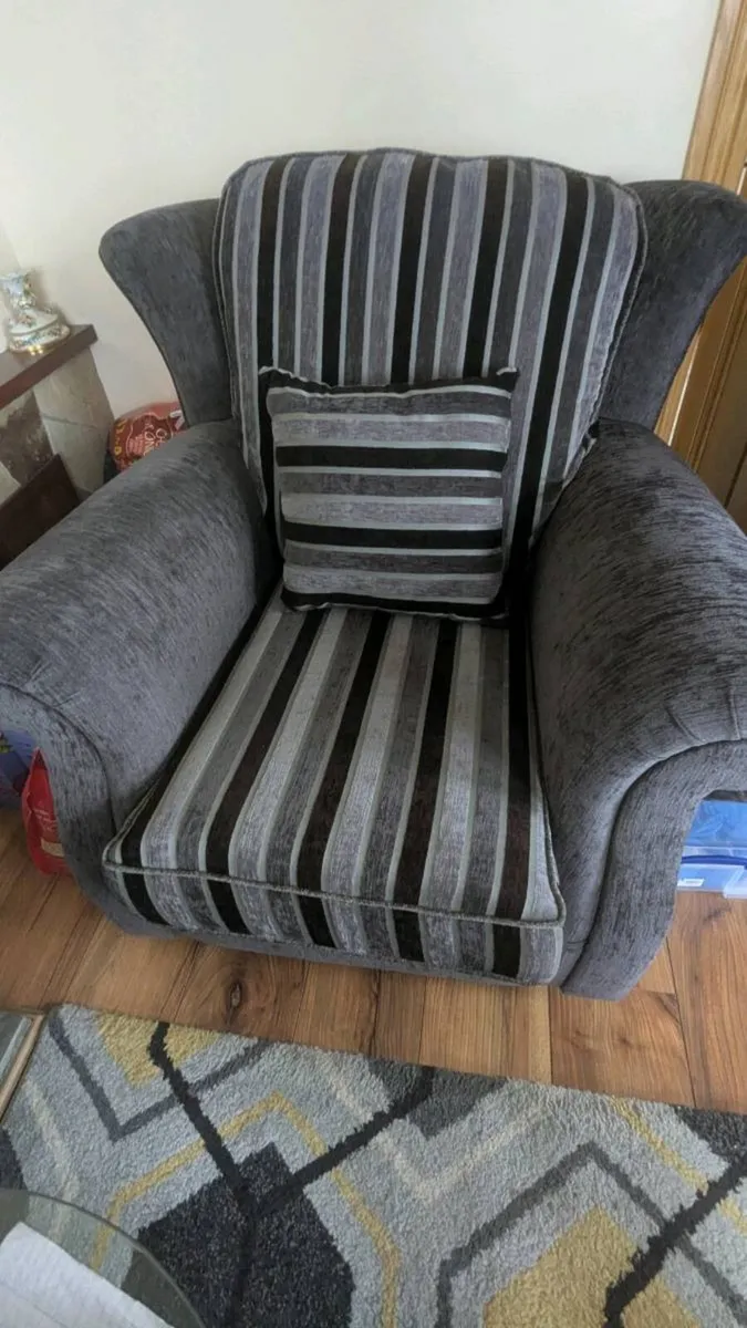 Sofa and two matching chairs - Image 3