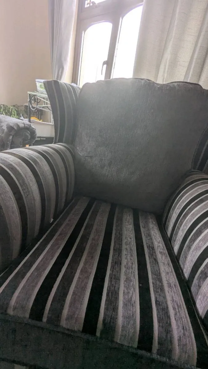 Sofa and two matching chairs - Image 4