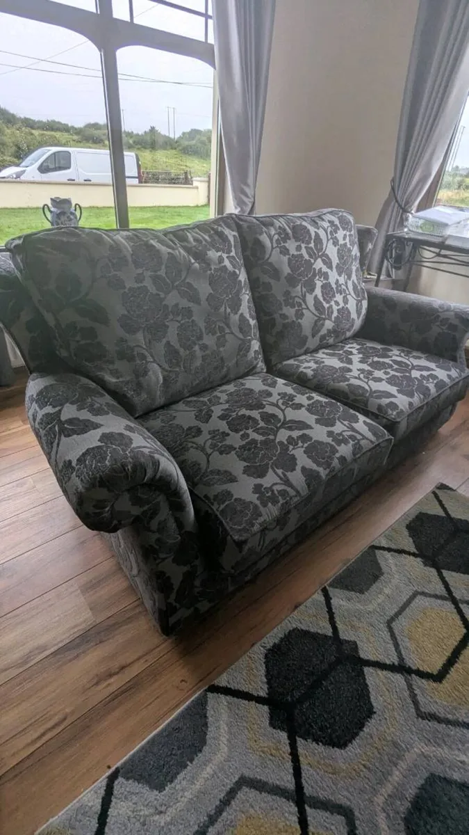 Sofa and two matching chairs - Image 1