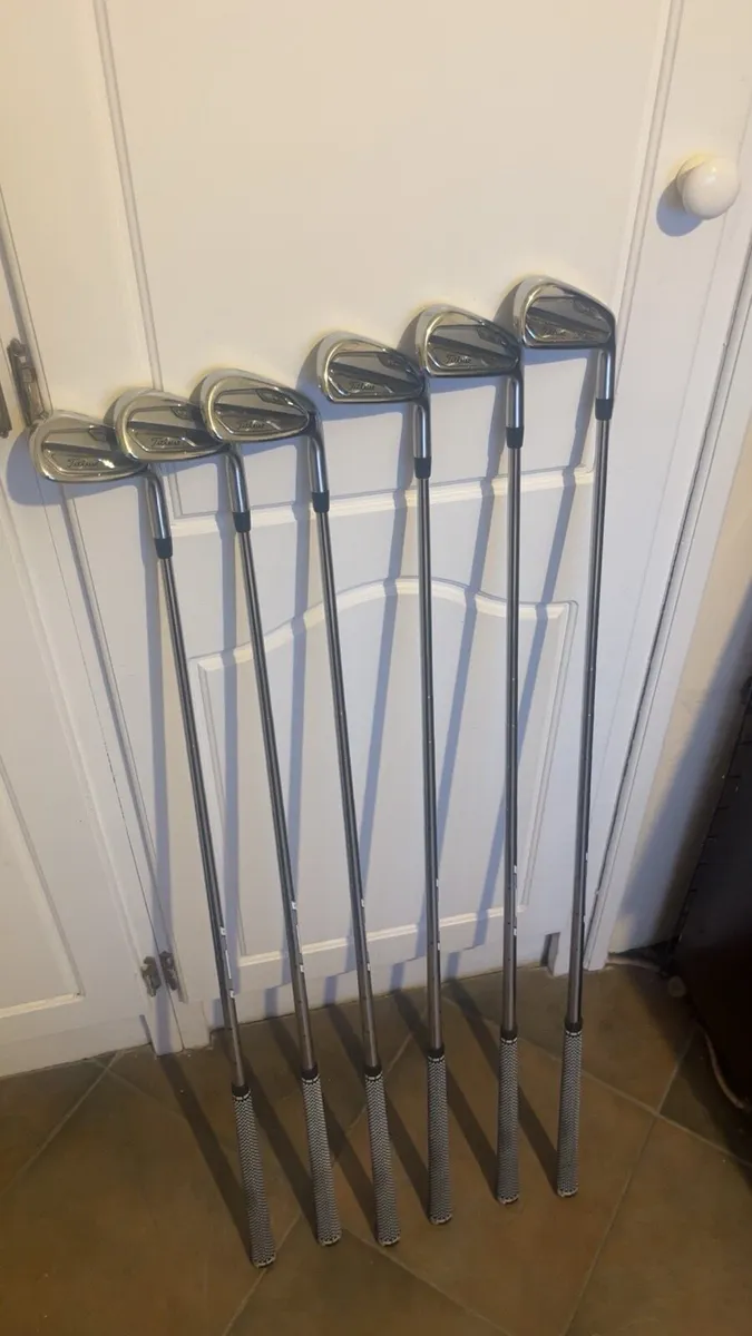AS NEW Titleist t100 irons - Image 1