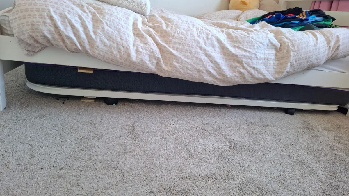 Single trundle bed with mattress - Image 1
