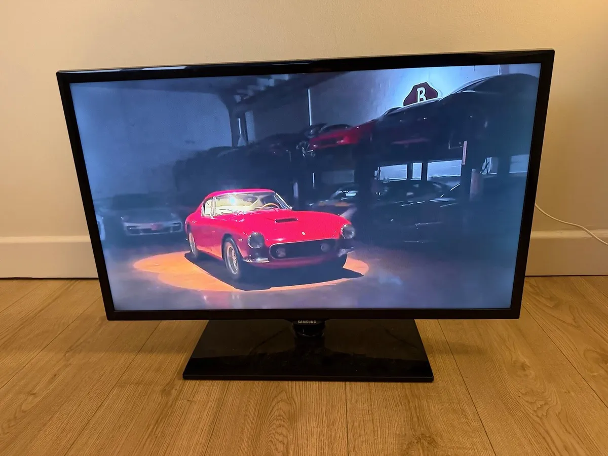 Samsung 32-Inch HD TV (Chromecast included) - Image 2