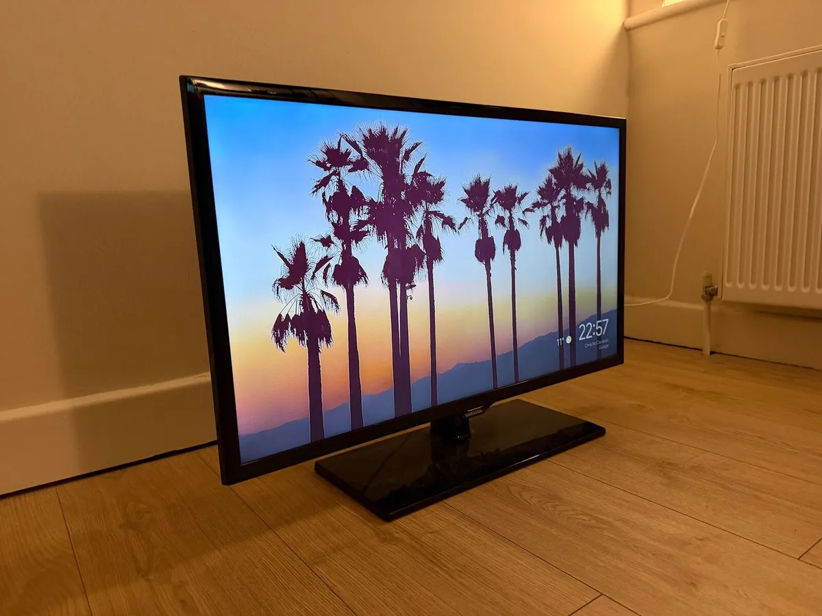 Samsung 32-Inch HD TV (Chromecast included) - Image 3