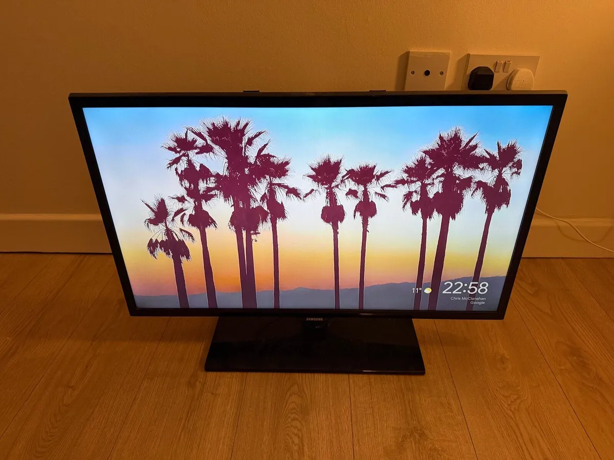 Samsung 32-Inch HD TV (Chromecast included) - Image 4