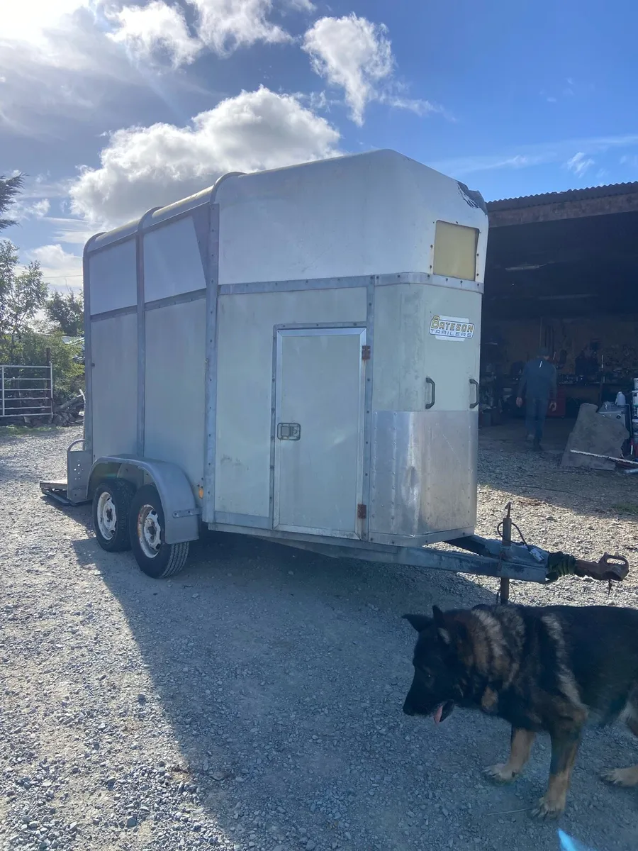 Bateson horse box - Image 1