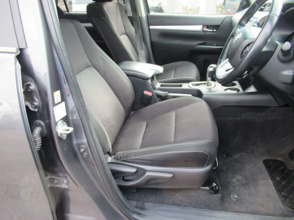 2.4 D-4D Invincible Pickup Double Cab 4dr Diesel A - Image 3