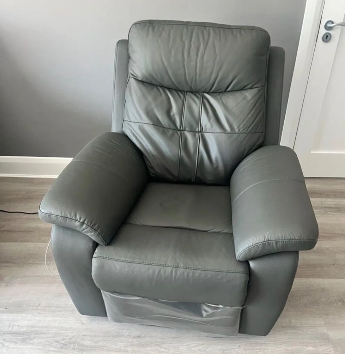 Quick sale Sorena Leather Electric Suite - Image 3