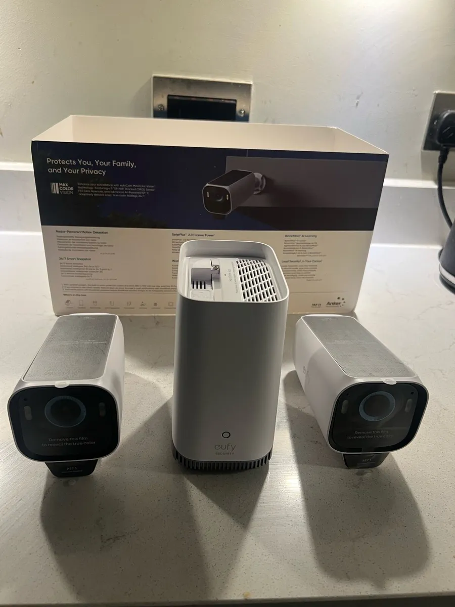 Eufy cctv wireless rechargeable solar camera new - Image 1