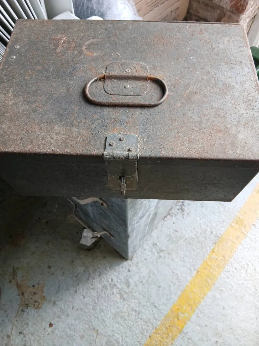 Metal box - Image 1