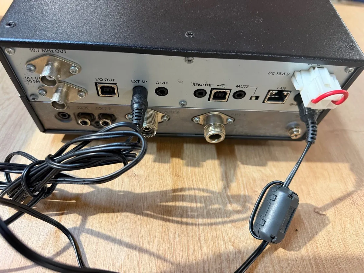 Icom IC-R8600 Ham Radio Transceiver - Image 2