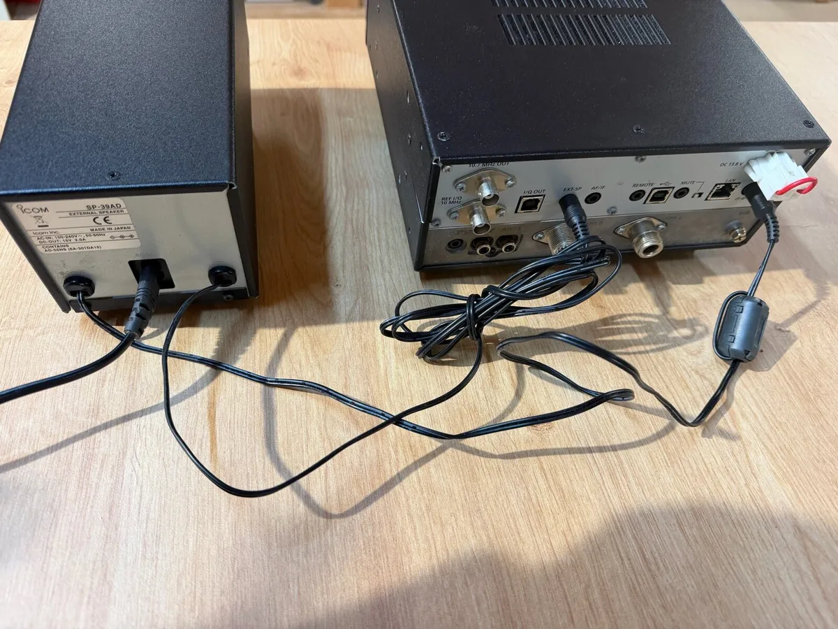 Icom IC-R8600 Ham Radio Transceiver - Image 3